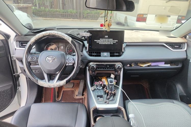 Used Toyota Wildlander 2022 2.0L CVT 4x4 Luxury PLUS Edition Center Console