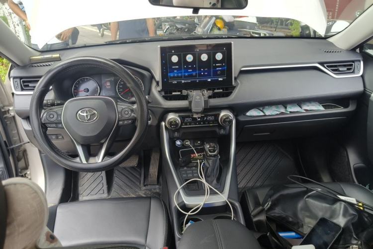 Used Toyota Wildlander 2022 2.0L CVT 4x4 Luxury PLUS Edition Center Console