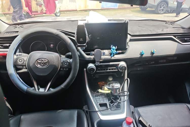 Used Toyota Wildlander 2022 2.0L CVT 4x4 Luxury PLUS Edition Center Console