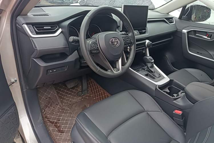 Used Toyota Wildlander 2022 2.0L CVT Two-Wheel Drive Luxury Edition Center Console