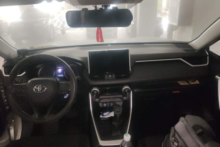 Used Toyota Wildlander 2022 Updated Version 2.0L CVT Two-Wheel Drive Leading Edition Center Console