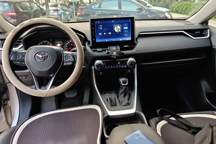 Used Toyota Wildlander 2022 2.0L CVT Two-Wheel Drive Luxury PLUS Edition Center Console