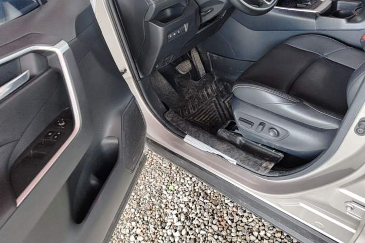 Used Toyota Wildlander 2022 Dual-Engine 2.5L E-CVT Two-Wheel Drive Luxury Edition Driver Seat