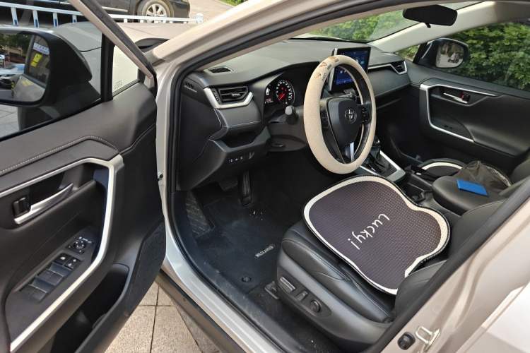 Used Toyota Wildlander 2022 2.0L CVT Two-Wheel Drive Luxury PLUS Edition Driver Seat