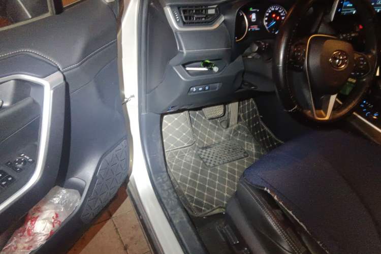 Used Toyota Wildlander 2022 Dual-Motor 2.5L E-CVT 4x4 Luxury PLUS Edition Driver Seat