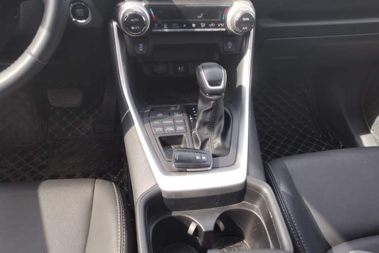 Used Toyota Wildlander 2022 2.0L CVT 4x4 Luxury PLUS Edition Gear Lever