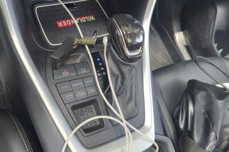 Used Toyota Wildlander 2022 2.0L CVT 4x4 Luxury PLUS Edition Gear Lever