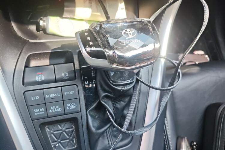 Used Toyota Wildlander 2022 2.0L CVT 4x4 Luxury PLUS Edition Gear Lever