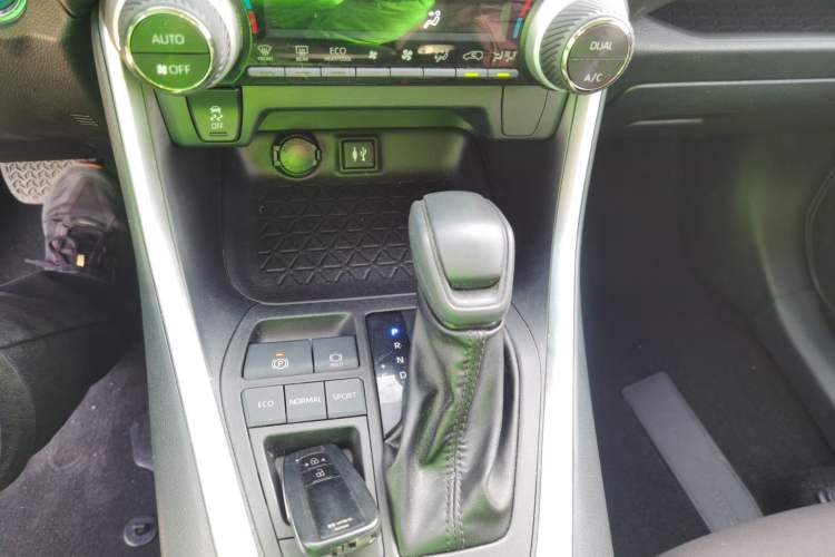 Used Toyota Wildlander 2022 Facelifted Dual-Motor 2.5L E-CVT Two-Wheel Drive Leading Edition Gear Lever