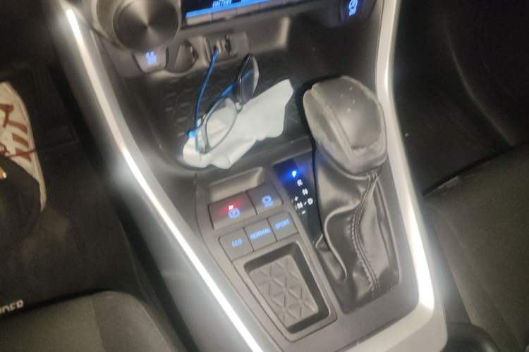 Used Toyota Wildlander 2022 Updated Version 2.0L CVT Two-Wheel Drive Leading Edition Gear Lever
