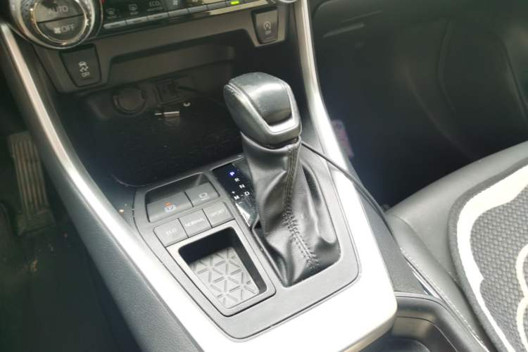 Used Toyota Wildlander 2022 2.0L CVT Two-Wheel Drive Luxury Edition Gear Lever