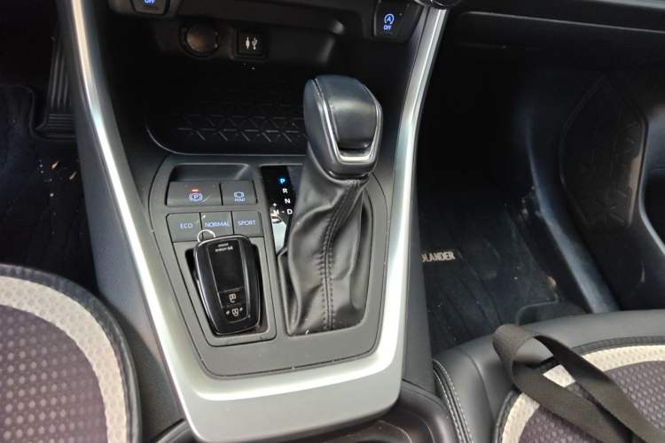 Used Toyota Wildlander 2022 2.0L CVT Two-Wheel Drive Luxury PLUS Edition Gear Lever