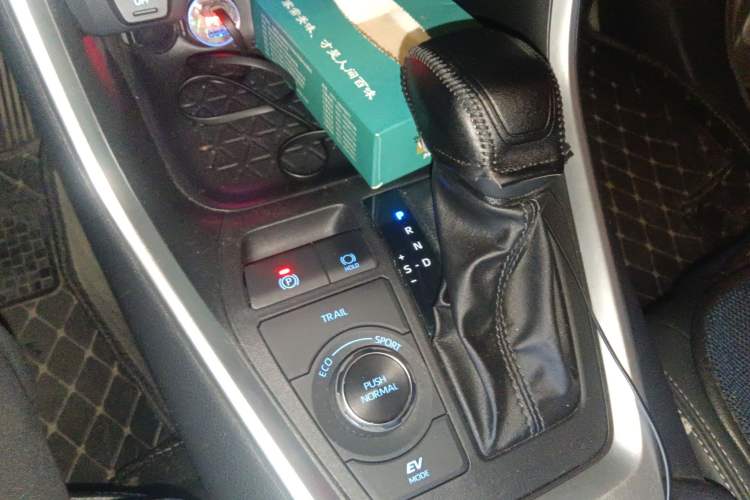 Used Toyota Wildlander 2022 Dual-Motor 2.5L E-CVT 4x4 Luxury PLUS Edition Gear Lever