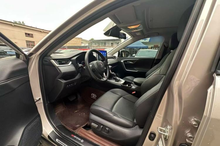 Used Toyota Wildlander 2022 2.0L CVT 4x4 Luxury PLUS Edition Interior 2