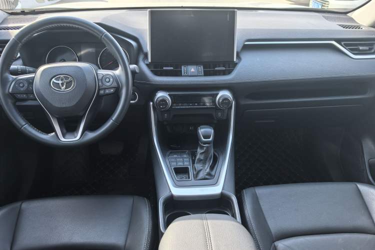 Used Toyota Wildlander 2022 2.0L CVT 4x4 Luxury PLUS Edition Interior 3