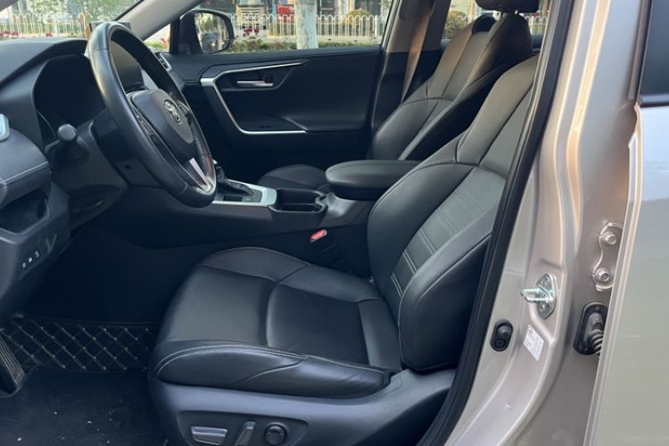 Used Toyota Wildlander 2022 Dual-Engine 2.5L E-CVT Two-Wheel Drive Luxury PLUS Edition Interior 4
