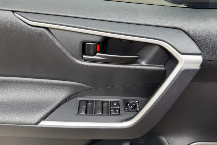 Used Toyota Wildlander 2022 Updated Version 2.0L CVT Two-Wheel Drive Leading Edition Interior 8