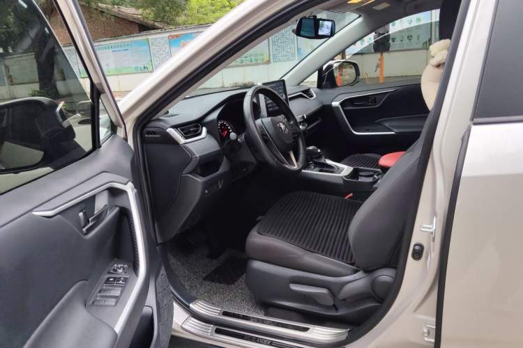 Used Toyota Wildlander 2022 Updated Version 2.0L CVT Two-Wheel Drive Leading Edition Left Front Seat