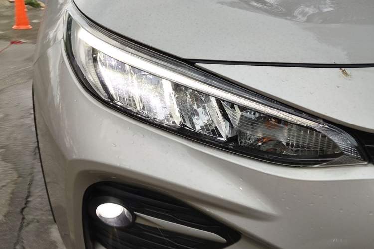 Used Toyota Wildlander 2022 Updated Version 2.0L CVT Two-Wheel Drive Leading Edition Right Front Headlight