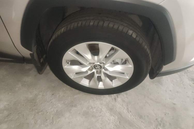 Used Toyota Wildlander 2022 Updated Version 2.0L CVT Two-Wheel Drive Leading Edition Right Front Wheel Hub