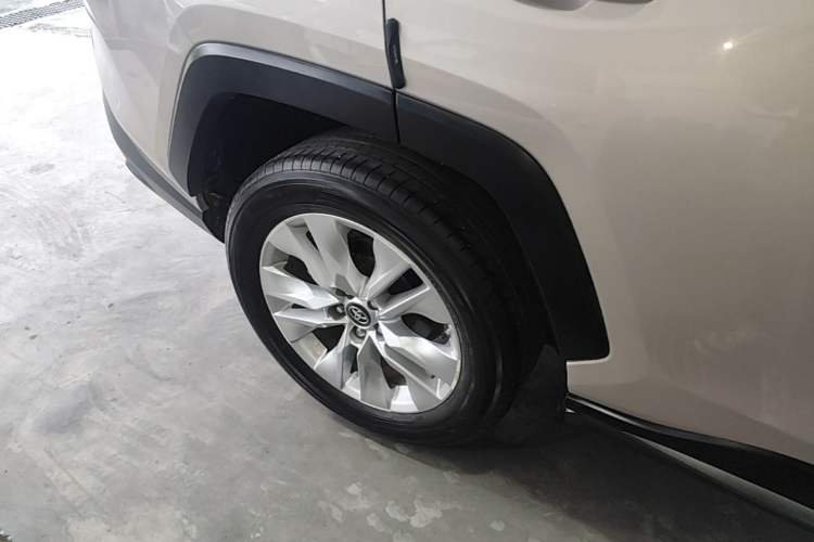 Used Toyota Wildlander 2022 Updated Version 2.0L CVT Two-Wheel Drive Leading Edition Right Rear Wheel Hub