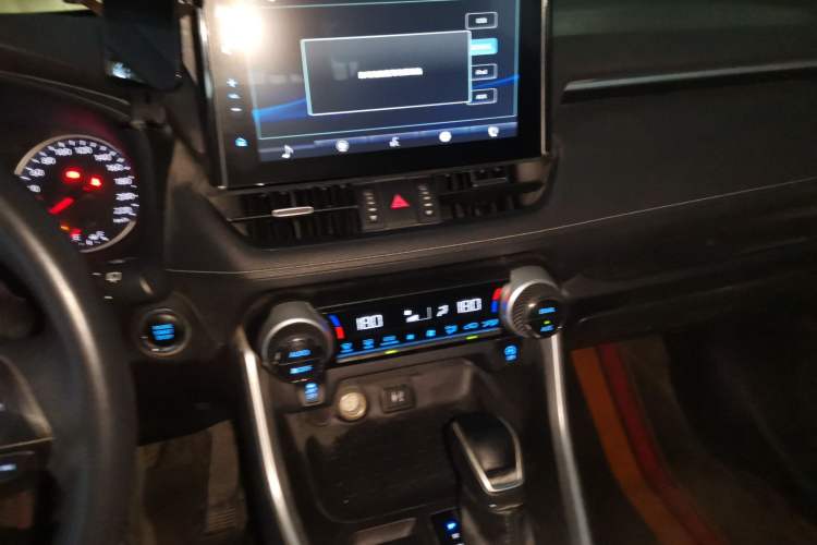 Used Toyota Wildlander 2022 2.0L CVT Two-Wheel Drive Luxury PLUS Edition Audio And AC Panel