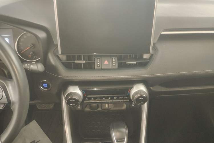 Used Toyota Wildlander 2022 2.0L CVT Two-Wheel Drive Luxury PLUS Edition Audio And AC Panel