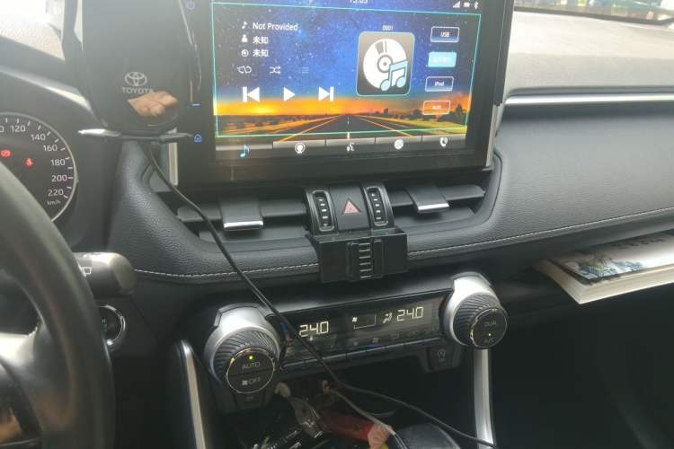 Used Toyota Wildlander 2022 2.0L CVT Two-Wheel Drive Luxury PLUS Edition Audio And AC Panel