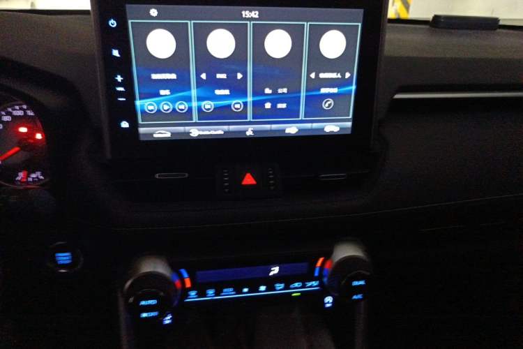 Used Toyota Wildlander 2022 2.0L CVT 4x4 Luxury PLUS Edition Audio And AC Panel