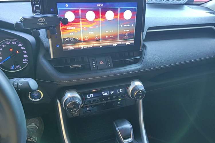 Used Toyota Wildlander 2022 Dual-Engine 2.5L E-CVT Two-Wheel Drive Prestige Edition Audio And AC Panel