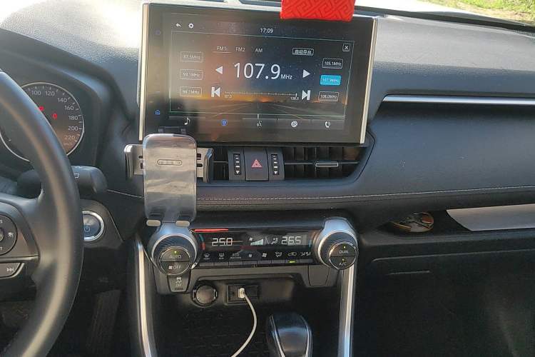 Used Toyota Wildlander 2022 Dual-Engine 2.5L E-CVT Two-Wheel Drive Luxury PLUS Edition Audio And AC Panel