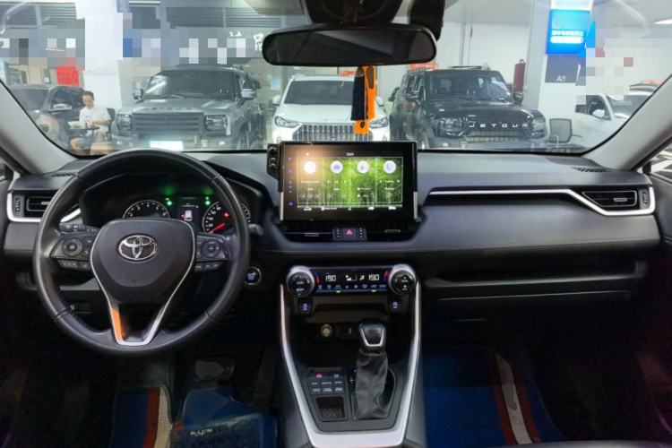 Used Toyota Wildlander 2022 2.0L CVT 4x4 Luxury PLUS Edition Center Console