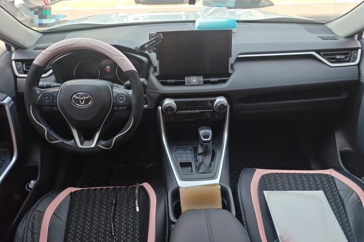 Used Toyota Wildlander 2022 2.0L CVT 4x4 Luxury PLUS Edition Center Console