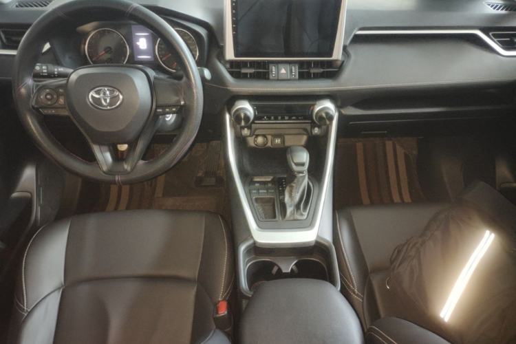 Used Toyota Wildlander 2022 Updated Version 2.0L CVT Two-Wheel Drive Leading Edition Center Console
