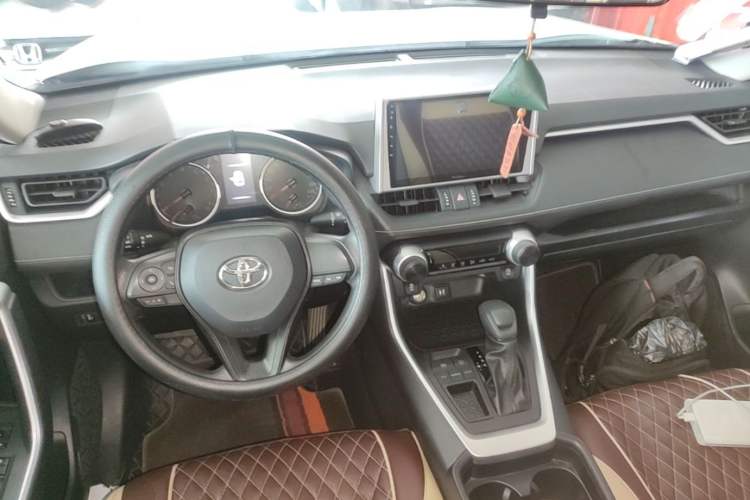 Used Toyota Wildlander 2022 2.0L CVT Two-Wheel Drive Leading Edition Center Console