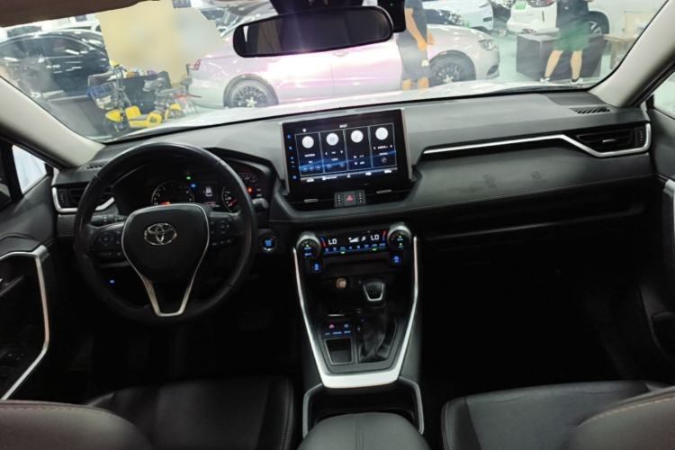 Used Toyota Wildlander 2022 2.0L CVT Two-Wheel Drive Luxury Edition Center Console