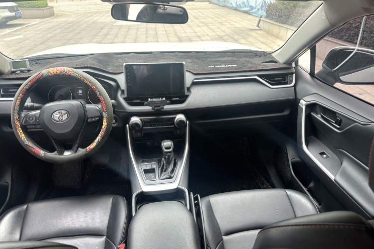 Used Toyota Wildlander 2022 Updated Version 2.0L CVT Two-Wheel Drive Leading Edition Center Console
