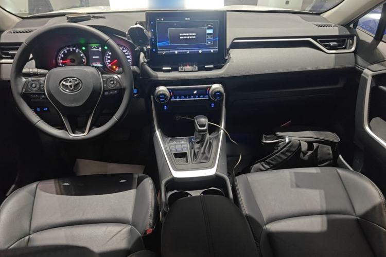 Used Toyota Wildlander 2022 2.0L CVT 4x4 Luxury PLUS Edition Center Console