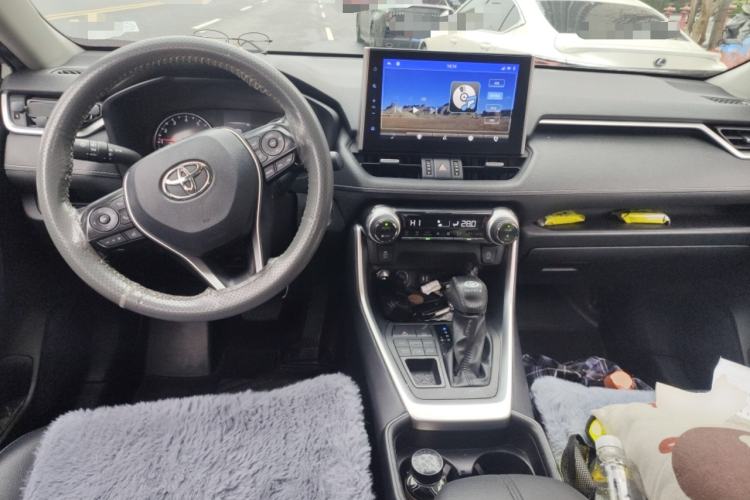Used Toyota Wildlander 2022 2.0L CVT 4x4 Luxury PLUS Edition Center Console