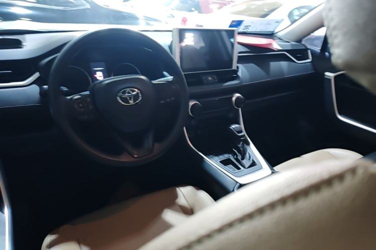 Used Toyota Wildlander 2022 Updated Version 2.0L CVT Two-Wheel Drive Leading Edition Center Console
