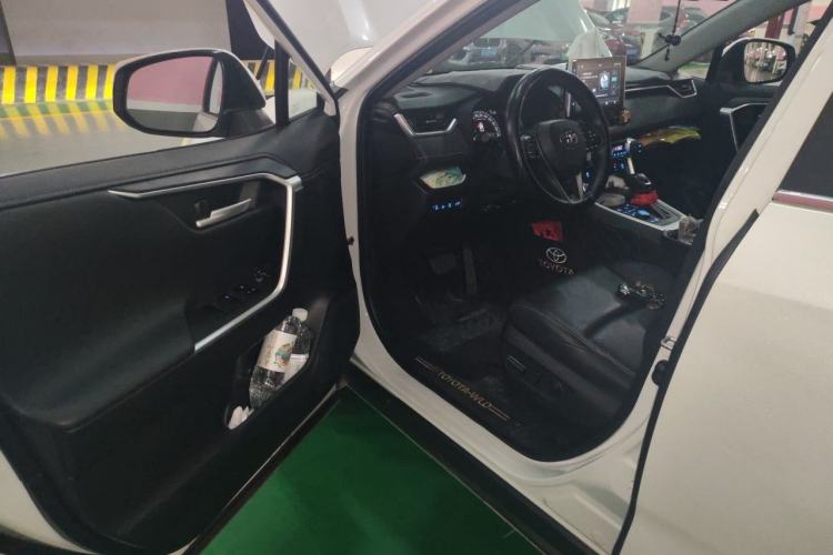 Used Toyota Wildlander 2022 2.0L CVT Four-Wheel Drive Premium Edition Driver Seat