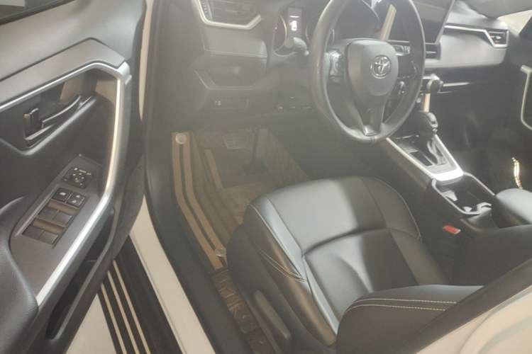 Used Toyota Wildlander 2022 Updated Version 2.0L CVT Two-Wheel Drive Leading Edition Driver Seat