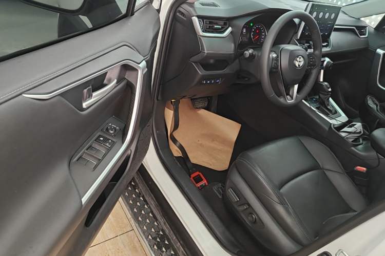 Used Toyota Wildlander 2022 2.0L CVT Two-Wheel Drive Luxury PLUS Edition Driver Seat