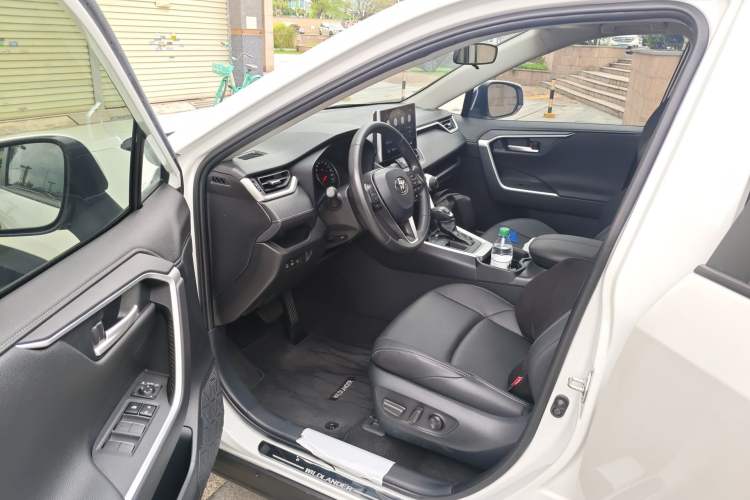 Used Toyota Wildlander 2022 2.0L CVT Two-Wheel Drive Luxury PLUS Edition Driver Seat