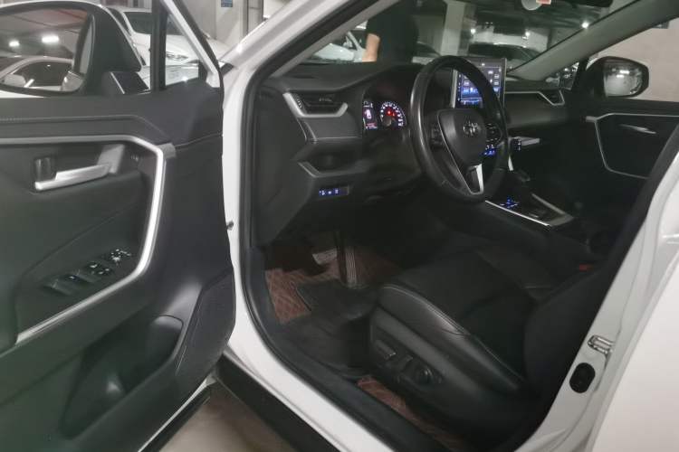 Used Toyota Wildlander 2022 2.0L CVT Two-Wheel Drive Luxury PLUS Edition Driver Seat