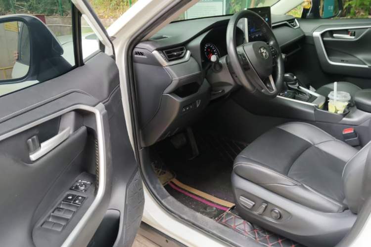 Used Toyota Wildlander 2022 2.0L CVT Two-Wheel Drive Luxury PLUS Edition Driver Seat
