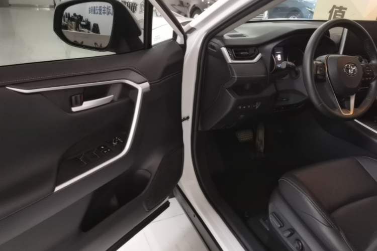 Used Toyota Wildlander 2022 2.0L CVT 4x4 Luxury PLUS Edition Driver Seat