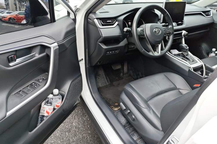 Used Toyota Wildlander 2022 Dual-Engine 2.5L E-CVT Two-Wheel Drive Prestige Edition Driver Seat