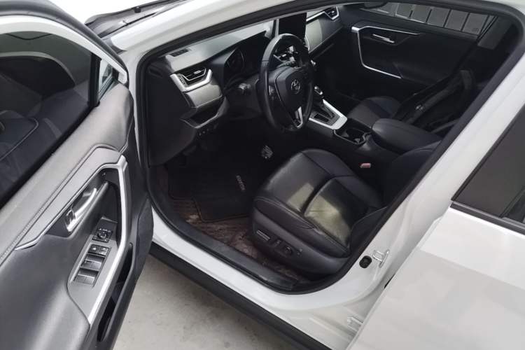 Used Toyota Wildlander 2022 2.0L CVT Two-Wheel Drive Luxury PLUS Edition Driver Seat
