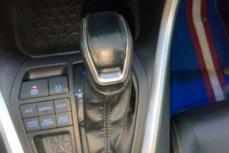 Used Toyota Wildlander 2022 2.0L CVT 4x4 Luxury PLUS Edition Gear Lever